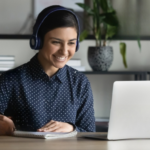 Virtual Customer Service Assistant talking to a customer